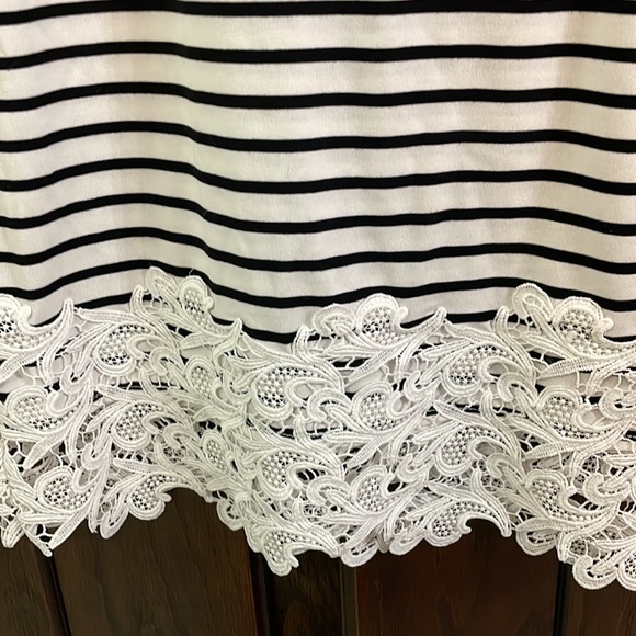 Tommy Hilfiger dress with lace accents on sleeves and bottom! NWOT - Picture 4 of 6